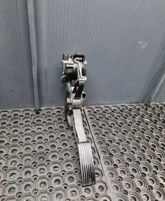 Mercedes-Benz B W245 Accelerator throttle pedal A1693000104 251006 000170