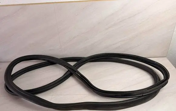 Volkswagen Touran III Trunk rubber seal (body) 5TA827705
