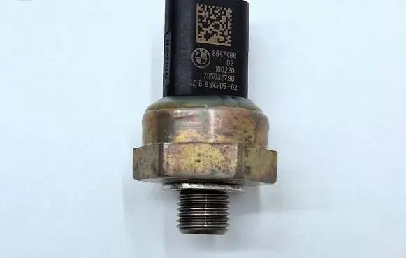 BMW M5 F90 Oil pressure sensor 8647488 12618647488