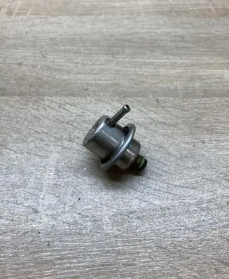 Volkswagen Golf IV Fuel pressure regulator 037133035C