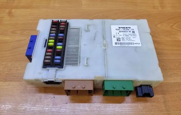 Volvo V70 Fuse module 7G9T14C256FA 30765624AE 3659AF01125TP