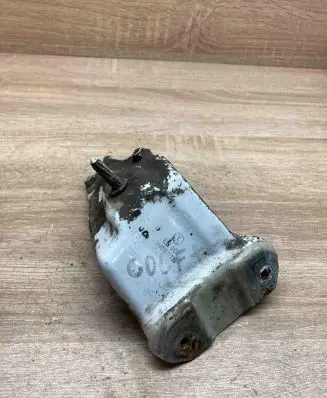 Volkswagen Golf Plus Fender mounting bracket 5M0821135