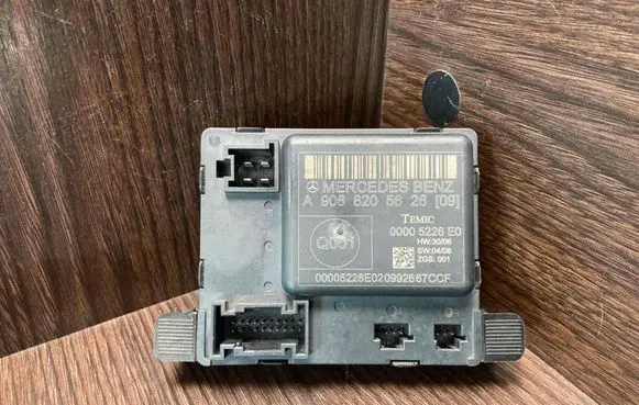 Mercedes-Benz Sprinter W906 Door control unit/module 9068205626 A9068205626