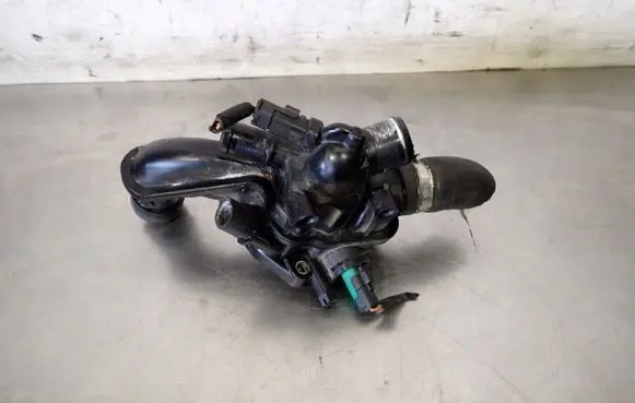 Volkswagen PASSAT B6 Thermostat/thermostat housing 