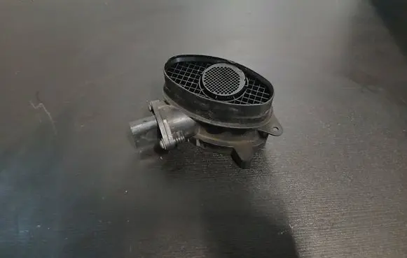 BMW 5 E39 Mass air flow meter 0928400468 1362 7787076