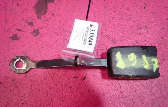 Front seatbelt buckle