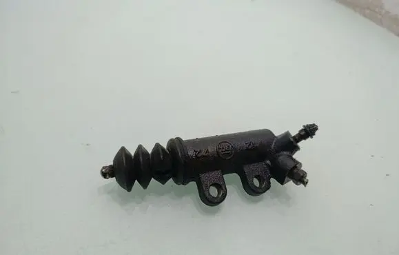 Toyota RAV 4 (XA30) Clutch slave cylinder 