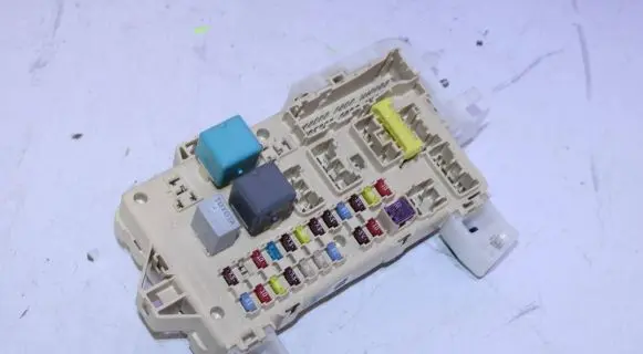 Toyota Corolla Verso AR10 Fuse module 892210F010 1471725753 06112114080803