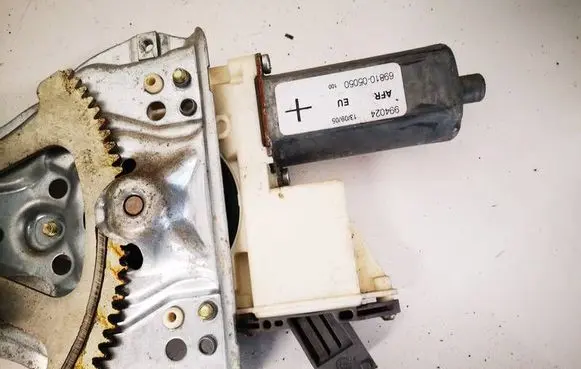 Toyota Avensis T250 Front door window regulator motor 6981005050