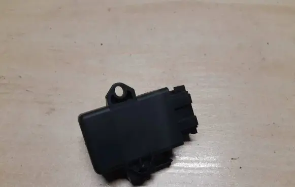 Volkswagen Polo VI Seat heating relay 2Q0959722