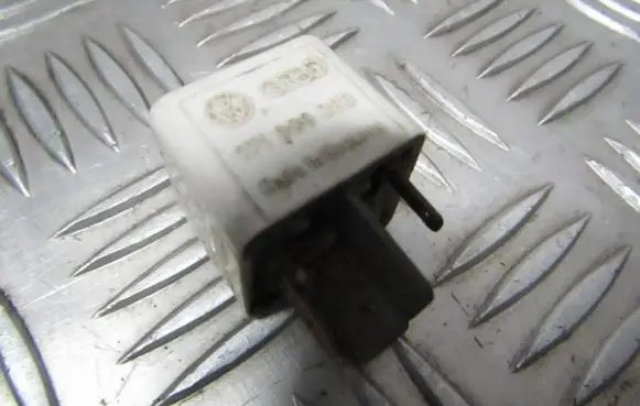 Volkswagen Golf II Other relay 171906383