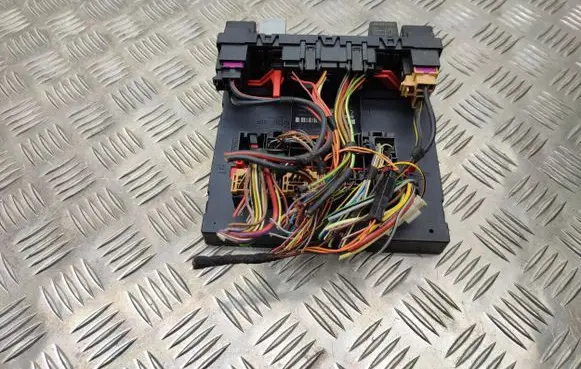 Volkswagen Touran I Fuse module 3C0937049E
