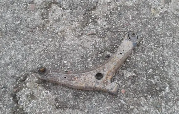 Citroen C-Crosser Front lower control arm/wishbone