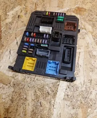 Peugeot 3008 II Fuse module 9819855080 3601742654 28550090