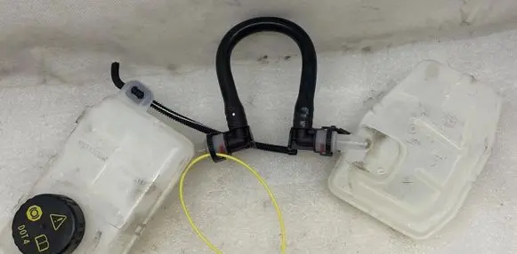 Renault Trafic III (X82) Brake fluid reservoir 460913647R 460914782R