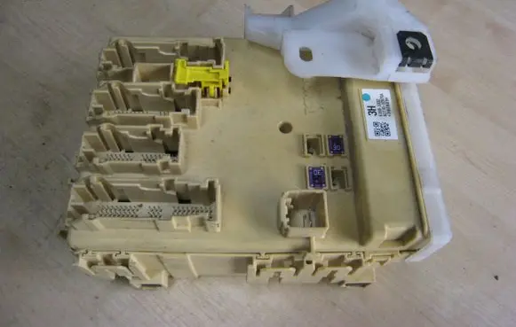 Toyota Auris E180 Fuse module 8273012X70A 8273012X70