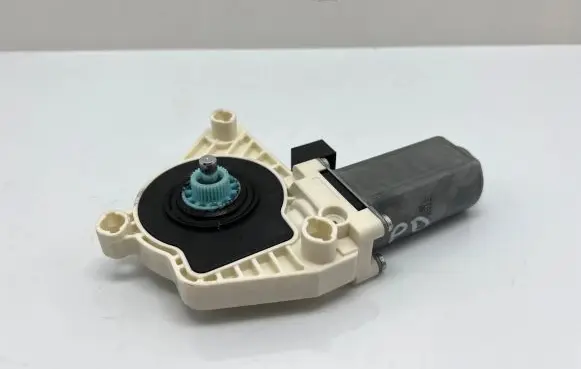 Volkswagen PASSAT B8 Front door window regulator motor 5Q4959802B 1036C22941100 160430250372
