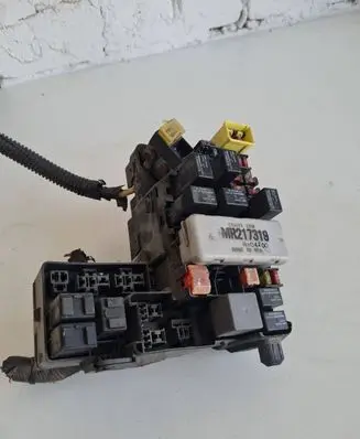 Mitsubishi Galant Fuse box set MR217319 12V04200