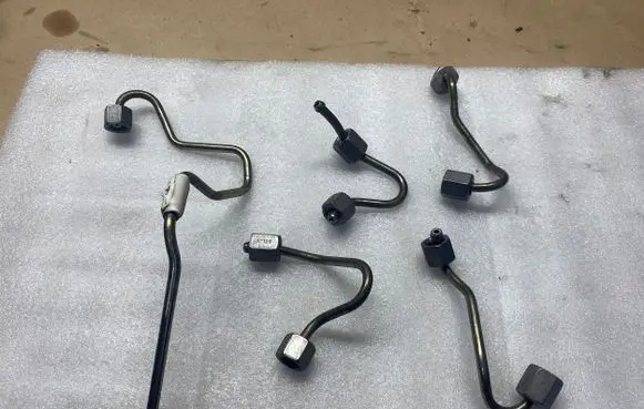 BMW 2 F46 Fuel injector supply line/pipe 17129