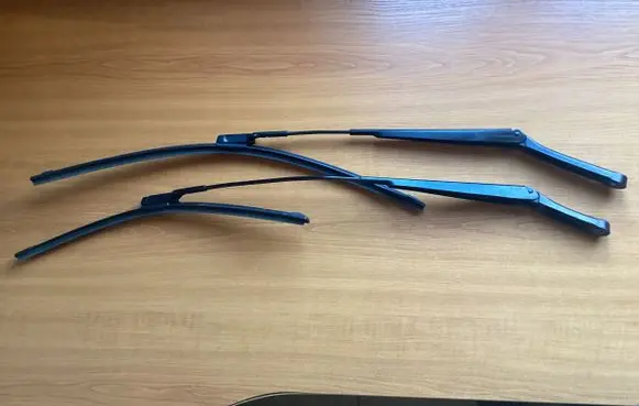 Volkswagen Golf V Windshield/front glass wiper blade 