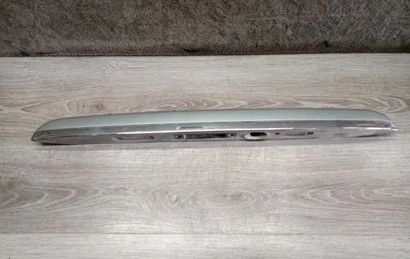 Trunk door license plate light bar