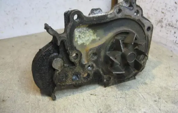 Renault Megane I Water pump 770027433D 16I79KW 7700105176