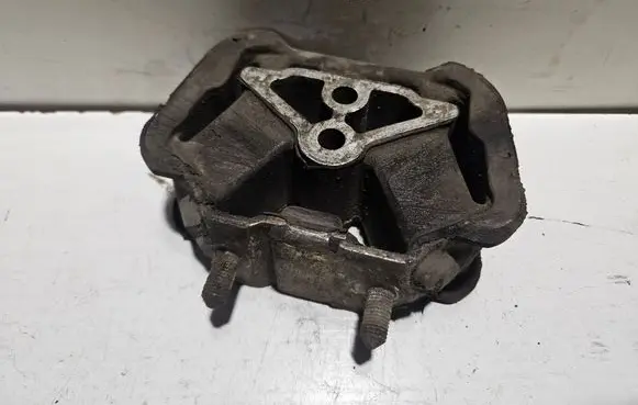 Engine mount bracket