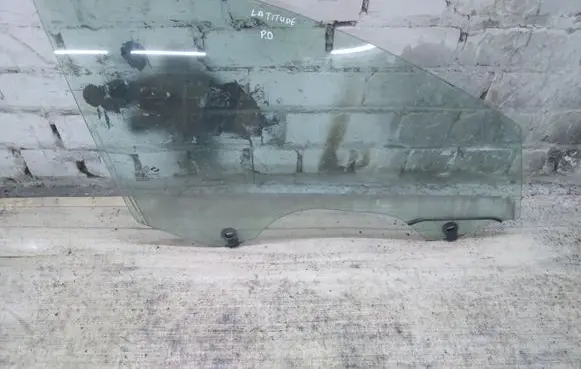 Renault Latitude (L70) Front door window glass four-door