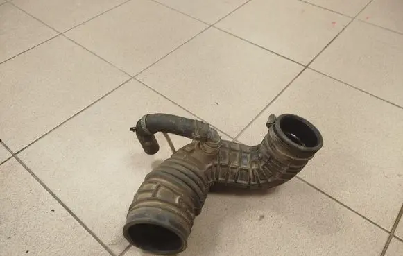 Nissan Terrano Turbo air intake inlet pipe/hose 165787F000