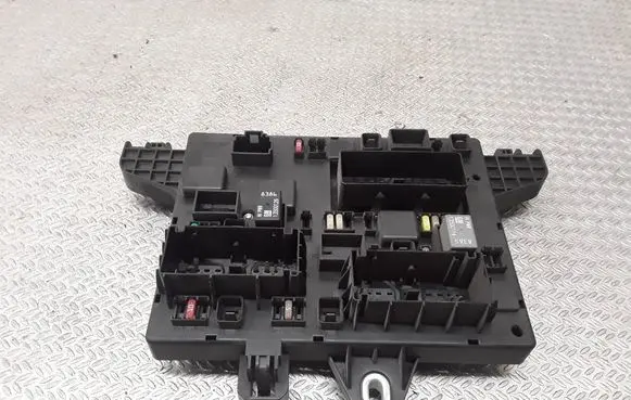 Opel Astra J Fuse module 365927271 13343950 1110078AC