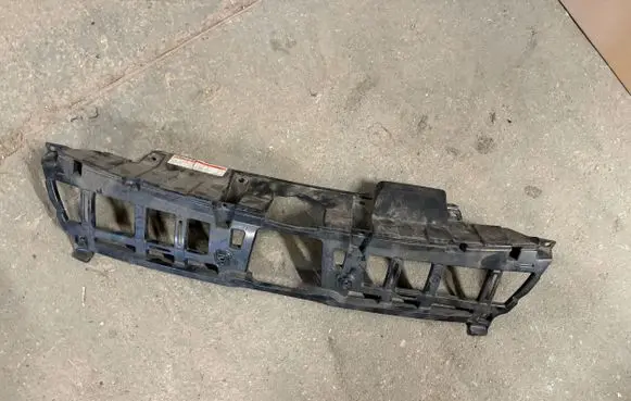 Suzuki Vitara (LY) Front bumper upper radiator grill 7212186R0