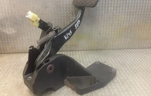 Mercedes-Benz B W245 Brake pedal 1692901401 A1692901401