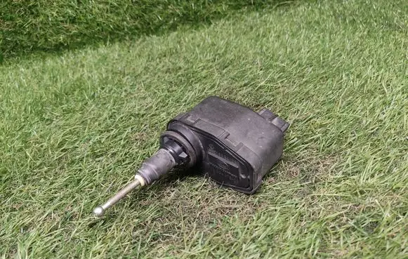 Audi 100 S4 C4 Headlight level adjustment motor 165941295 00437503