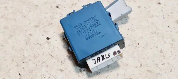 Toyota Yaris Door central lock control unit/module 8598052051 0515003580