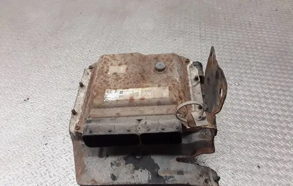 Opel Zafira B Engine control unit/module 55590118 2758008167