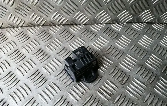BMW 5 F10 F11 Glow plug pre-heat relay 8570087 0522120103