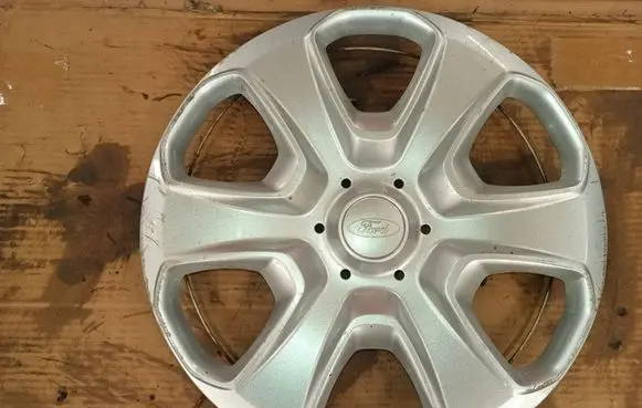 Ford Fiesta R15 wheel hub/cap/trim 8v211130ha
