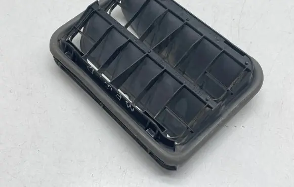 Quarter panel pressure vent
