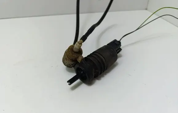 Volkswagen PASSAT B5.5 Windscreen/windshield washer pump 