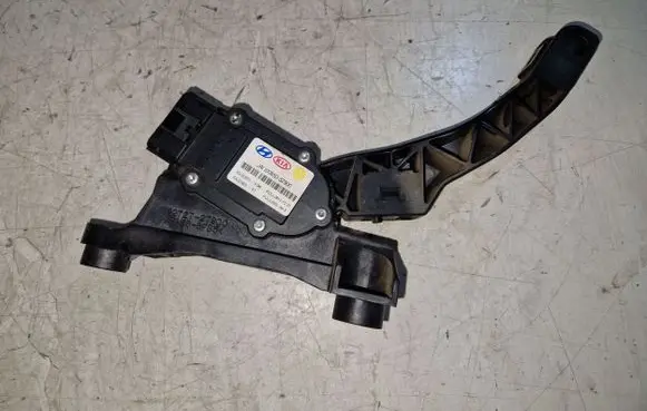 Hyundai i40 Accelerator throttle pedal 327272T900