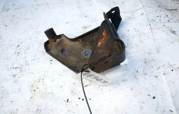 Chrysler Pacifica Engine mounting bracket