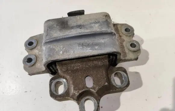 Volkswagen PASSAT B6 Engine mount bracket 3C0199555