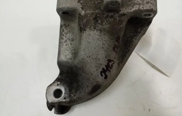 Mercedes-Benz CLS C219 Engine mounting bracket A6422230104