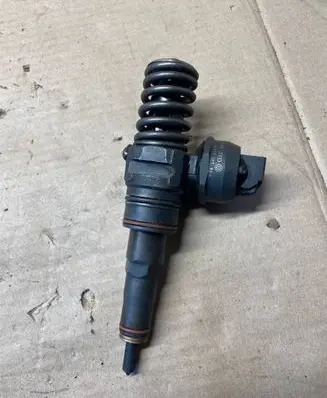 Volkswagen PASSAT B5.5 Fuel injector 038130073AL
