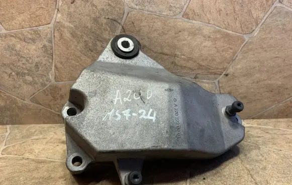 Mercedes-Benz B W246 W242 Engine mounting bracket A2702230002