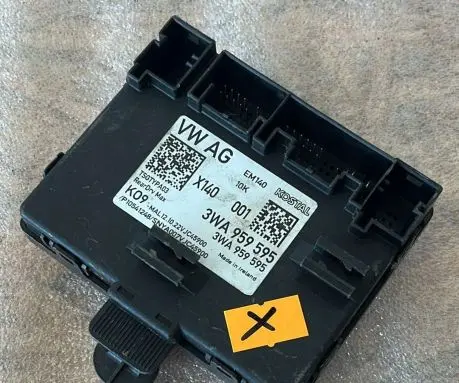Volkswagen Tiguan Door control unit/module 3WA959595