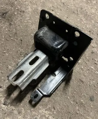 Peugeot 207 Engine mount bracket