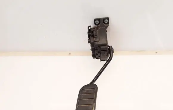 Accelerator throttle pedal