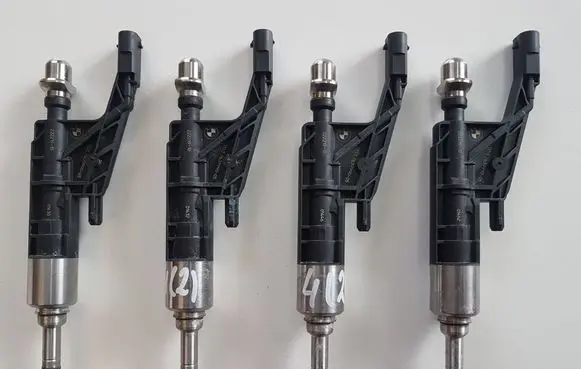 BMW 4 F36 Gran coupe Fuel injector 0261500484