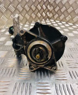 Volkswagen PASSAT B5.5 Vacuum pump 057145100K